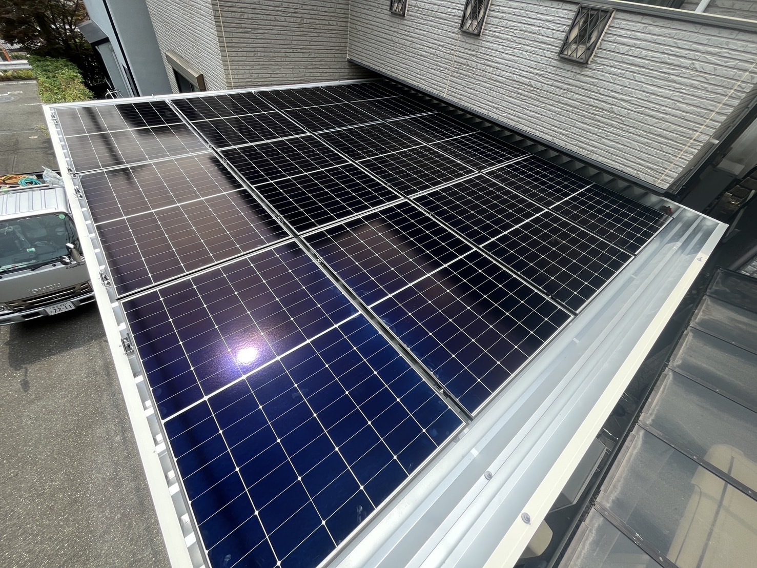 太陽光パネル設置作業の様子